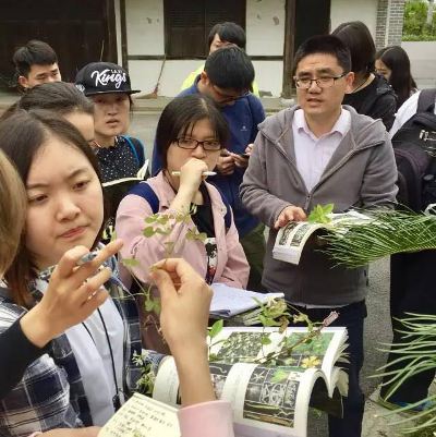 难忘五月本草之旅―14级药学益大本草园《药用植物学》见习课程